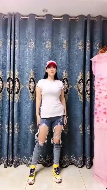 国产白衣服女生跳舞视频,国产短视频展现青春活力  第2张